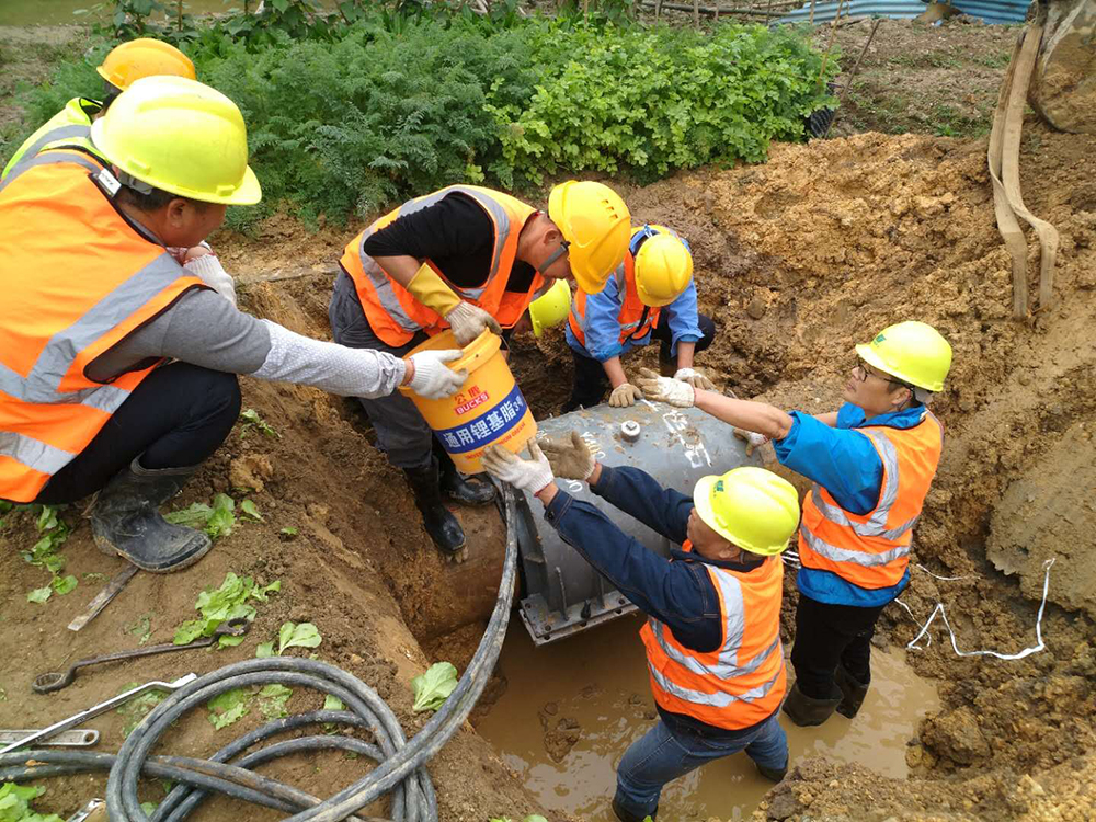 高明西安工业区内dn400供水管发生爆漏，供水抢修人员快速响应快速修复完毕.jpg